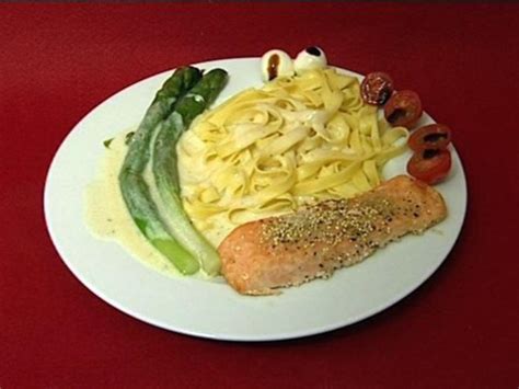 Bandnudeln Mit Gebratenem Lachs Zitronen Dillso E Und Spargel Sarina Nowak Rezept Kochbar De