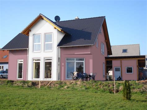 Preise ab 40€ pro qm sind üblich für den hausanstrich. GALERIE GROSS www.haus-farbe.de