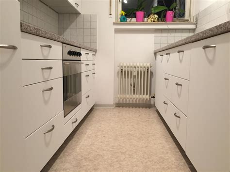 Zudem lassen sich die möbelstücke sowohl an der wand befestigen, als auch auf dem boden aufstellen, so. Alte Küche verschönern | Küche | Fronten | Weiss ...