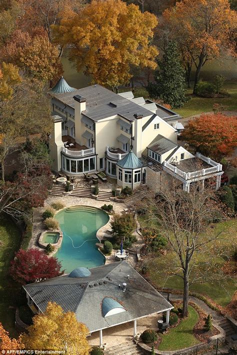 Reba Mcentire Sells Her Mega Beverly Hills Mansion For 2225 Million Daily Mail Online