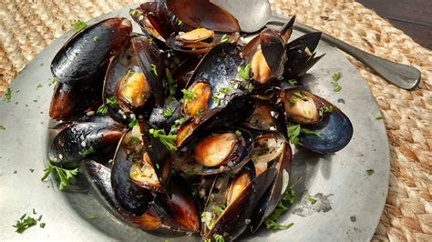 Mussels In Garlic Butter Sauce Cookn With Mrs G