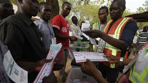 Nigerias Presidential Election Pushes Into Sunday