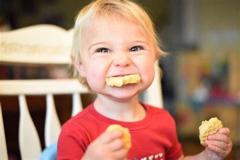 fotos gratis persona gente jugar niño expresión facial sonreír jubilado comiendo