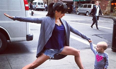Hilaria Baldwin Resumes To Her Routine Yoga Poses In Nyc After European Vacation Daily Mail Online