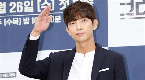 Dalam unggahan foto yang dibagikan, vokalis setia band ini kini mempunyai rambut pirang dan tak lagi belah tengah. Ganteng Banget, Intip Gaya Keren Lee Jun Ki Jadi Pengacara di 'Lawless Lawyer'