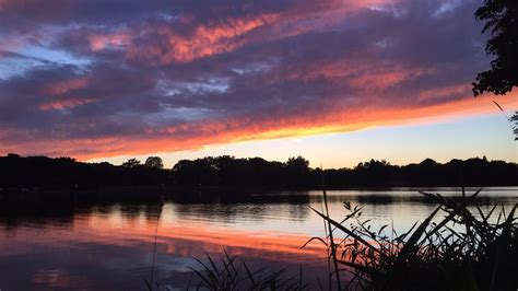 Pin By Tsh On 美丽风景 Lake Sunset Celestial