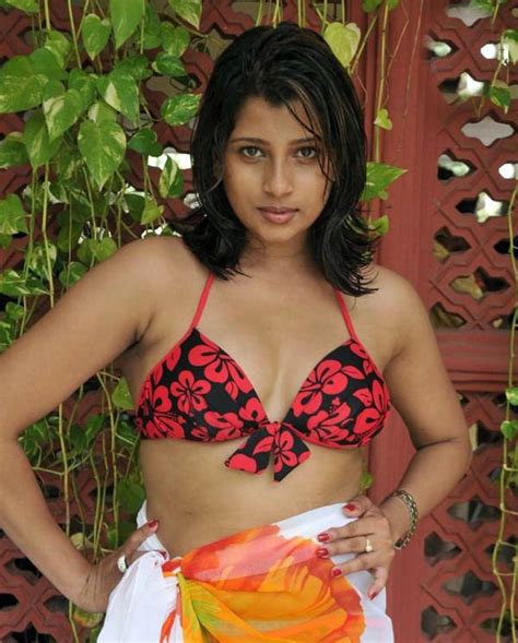 Blog10 Sexy Cleavage Show And Navel Show Of Tamil Actress Nadeesha