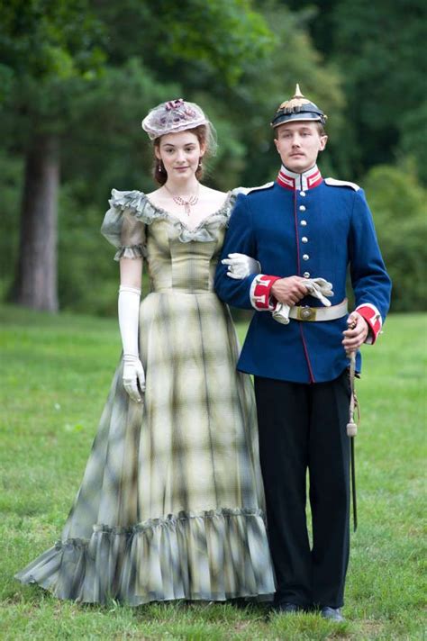 Sonja schadt, deren familie mit hotelgründer lorenz adlon persönlich und geschäftlich eng verbunden ist, zieht nach dem tod ihrer großeltern ins hotel. Das Adlon, Eine Familiensaga - German costume drama ...