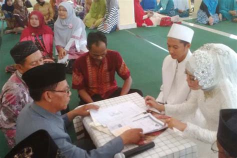 Nah, itulah tadi ucapan selamat bertunangan dalam bahasa inggris dan artinya yang bisa kita gunakan sebagai rasa turut bahagia serta mendoakan dan memberi restu bagi kedua pasangan agar mereka terus langgeng hingga pelaminan dan kehidupan berumah tangga nantinya. Seperti Ini Nih Ucapan Selamat pada Pengantin dalam Islam ...