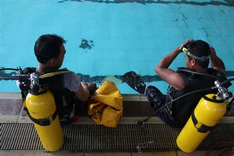 A Group Of People Doing Diving Training In A Swimming Pool Editorial