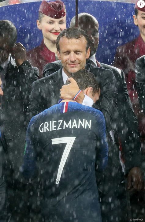 Le Président Français Emmanuel Macron Avec Antoine Griezmann Finale