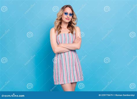 Photo Portrait Blonde Woman In Sunglass Smiling Crossed Hands Isolated