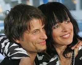 Erstmals begleiten nena damit drei ihrer vier kinder auf tour, auch nenas langjähriger lebensgefährte philipp. - Nena