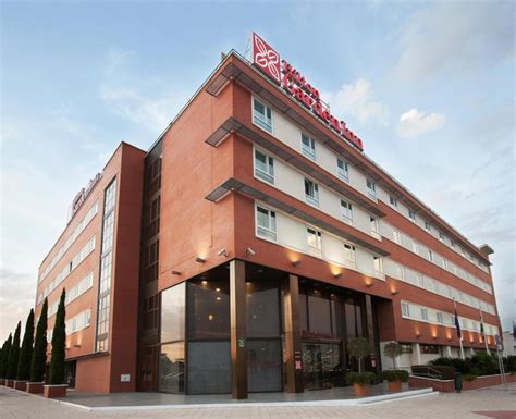El Hilton Garden Inn Málaga Inaugura Su Terraza Barbacoa De Verano