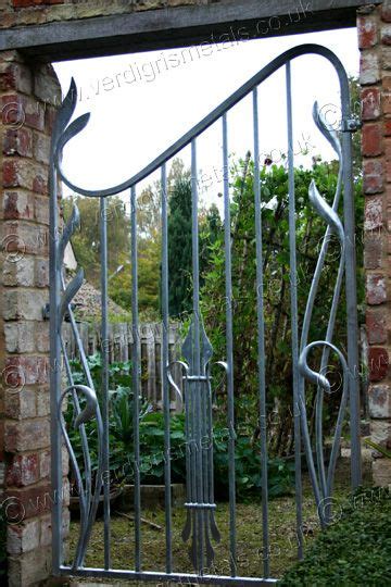 Glass links the courtyard with parlor to make it look like a straight line. a creative blend of straight lines and flowing curves ...