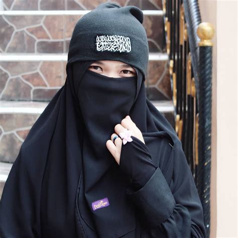 Muslimah Milenial Di Instagram Bercadar Berpakaian Hitam Apa Kami