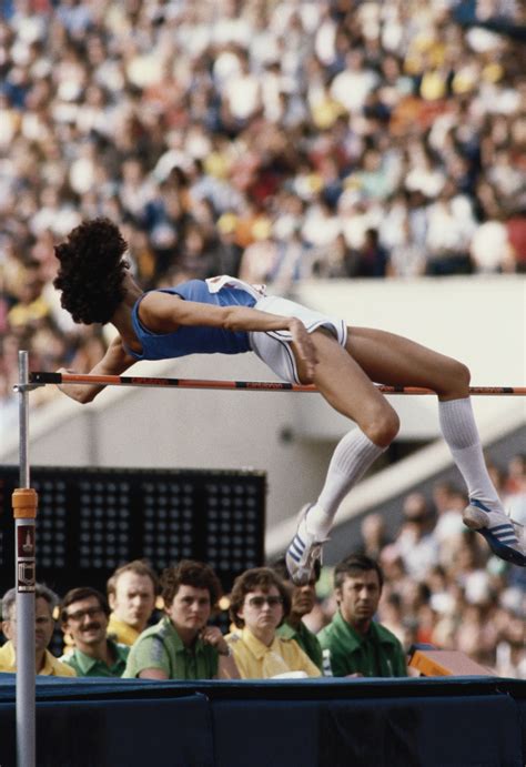 Sara simeoni (born 19 april 1953) is an italian former high jumper, who won a gold medal at the 1980 summer olympics and twice set a world record in the . Sara Simeoni - Il Post