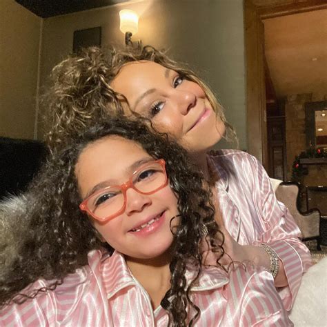 You Need To See What Happened When Mariah Carey And Daughter Monroe Went To Mcdonald S