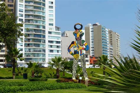 Parque En El Distrito De Miraflores Y Escultura Moderna En Lima Perú