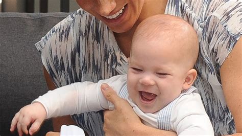 Prinz harry (35), herzogin meghan (38) und ihr vier monate altes baby, archie, sind von 23. Meghan und Harry erzählen stolz von Archies ersten ...