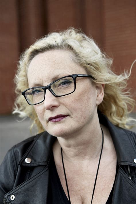 Ingrid Elfberg Skriver Treboksavtal Med Bokfabriken Bokfabriken