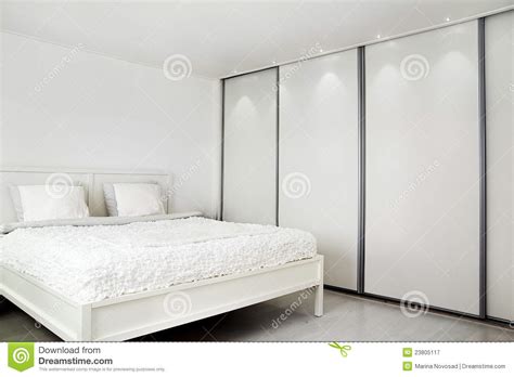 Schlafzimmer. Bett Und Ein Wandschrank. Lizenzfreie ...