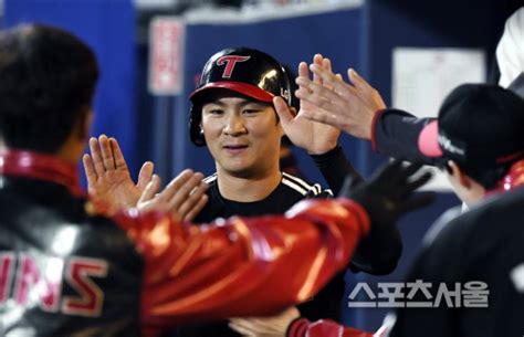 Jul 01, 2021 · 14세 연하 일본인 예비신부와의 결혼을 앞둔 가수 이지훈이 오랜만에 신곡을 발표한다. 스포츠서울 - 포토 '결혼 발표' 오지환, 싱글벙글~