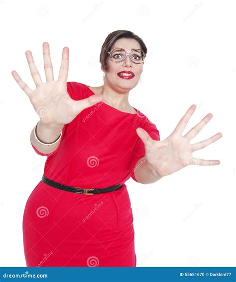 cris effrayés beaux plus la femme de taille dans la robe rouge d isolement photo stock image