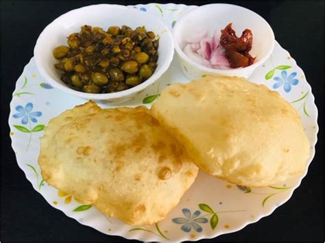 You don't just eat it; Punjabi Chole Bhature Recipe-Make Bhature Chole at Home छोले भटूरे
