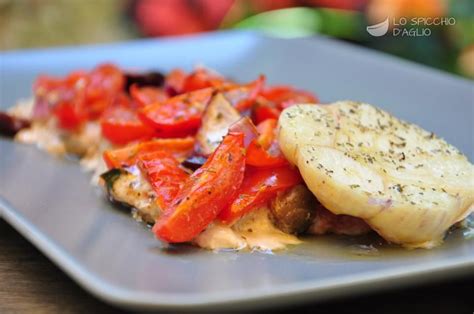2 filetti pesce, 1 pomodoro, 1 yuzu (anche limone va benissimo), 1 specchio aglio, timo o prezzemolo, sale e pepe. Pesce spada al forno con pomodori e olive | Ricette, Idee ...
