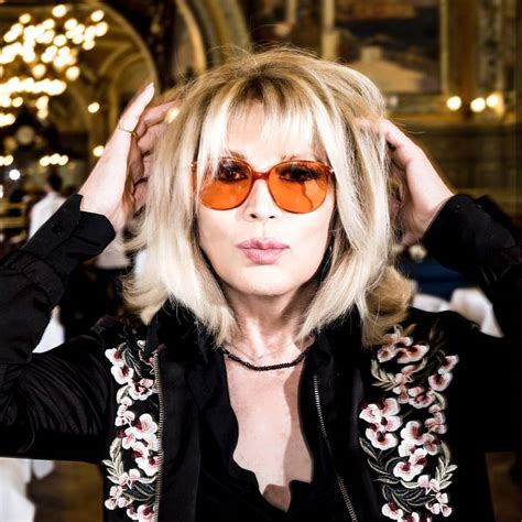 As a contrast, heart also contained intimate and gently orchestrated interpretations of personal favourites like charl. Amanda Lear biografia: età, altezza, figli, marito e vita ...