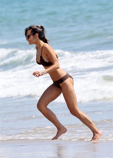 Jordana Brewster S Sexy And Fit Body On The Veach In Santa Monica Photos The Fappening