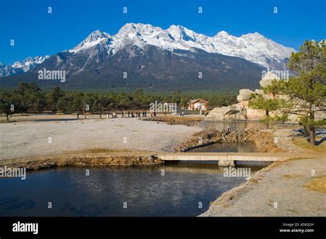 Yulong Xue Shan Hi Res Stock Photography And Images Alamy