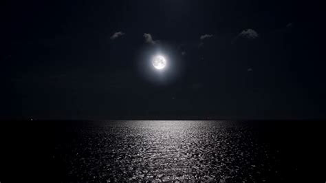 استوک فوتیج ماه در شب با انعکاس روی دریا مزرعه فوتیج
