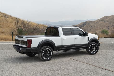 Amazing Contrast White F 250 Super Duty Takes Advantage Of Contrasting