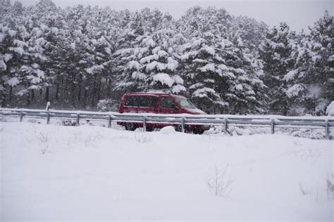 Encuentra las ofertas de escapadas a la nieve en madrid y las promociones de viajes. La nieve obliga a usar cadenas en la sierra madrileña | Madrid
