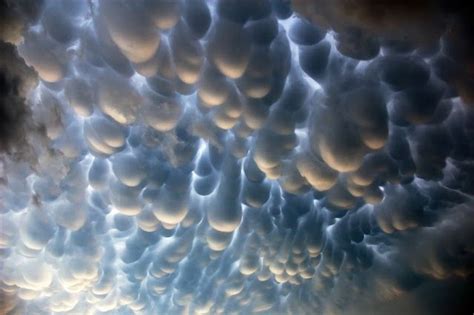 Chmury mammatus najczęściej pojawiają się podczas przemieszania szczególnie gwałtownych burz. mammatus clouds bubble | Niebo i Krajobraz