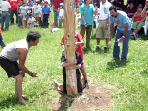 El trompo es otro de los juegos más jugados en perú, y en toda latinoamérica en genera. Palo Encebado Juegos Tradicionales Tres Rios Costa Rica parte 1 - YouTube
