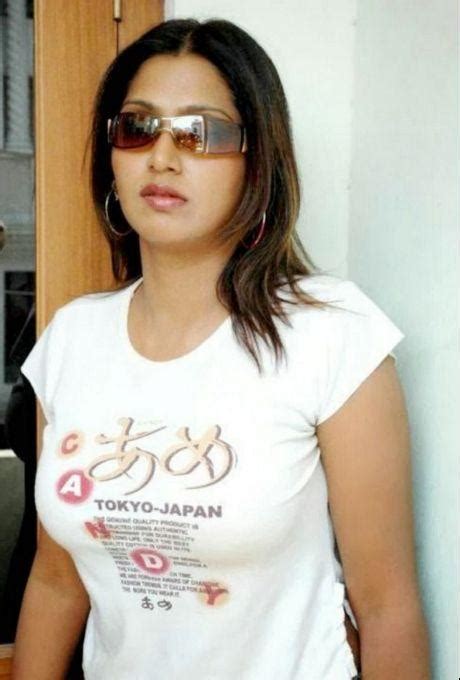 Mallu Actress Bhuvaneswari Unseen Hot Spicy Cleavage Phot