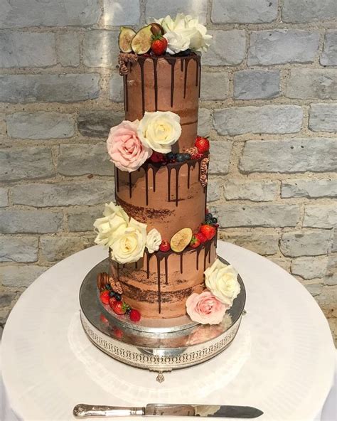 Each slice of chocolate cake heals 5 hitpoints, 1 more than a normal slice of cake. Wedding cake number 3 was tall, dark and handsome ...