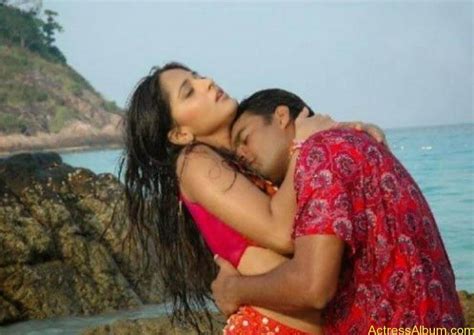 Anushka shetty kiss in toolywood hot videos. Anushka Shetty Wet Hot Cleavage Show and Kissing Stills ...