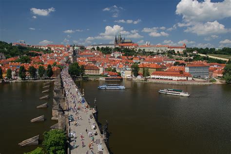 En praga hay vario lugares para visitar como : Praga, a cidade capital da República Checa - Prague.eu