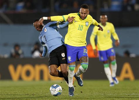 Brazil S Neymar Suffers Knee Injury In Uruguay Match Reuters