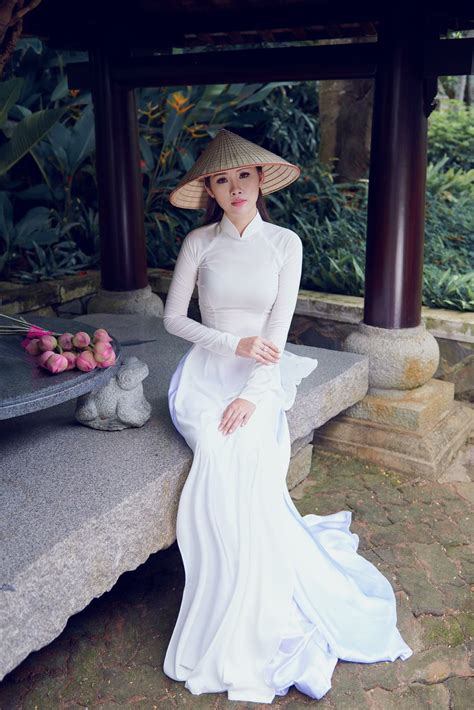 Erin tetapi menikmati fasa bulan madu mereka dengan. Nguyen Thi Thanh Trang | Vestidos tradicionais, Roupas ...