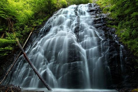 24 Breathtaking Waterfalls From Around The World