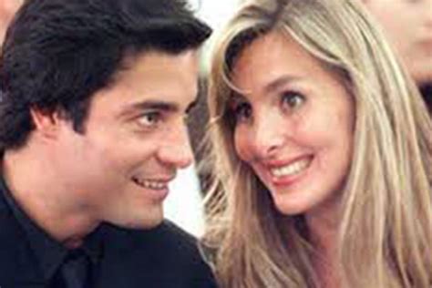 Chayanne nunca ha posado en reportajes con sus hijos o esposa, con el fin de mantenerles al margen de este mundillo. Fotos de Chayanne con su esposa que demuestran el gran ...