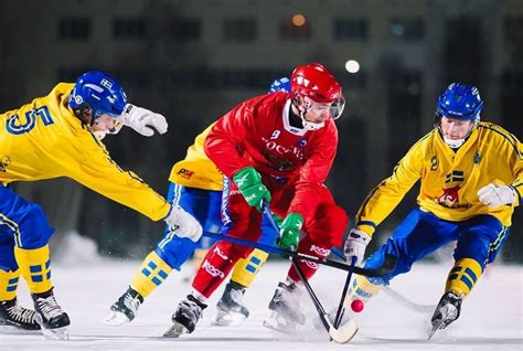 Германия обыграла швейцарию в серии буллитов благодаря красивому броску марцеля нёбельса и теперь сыграет с финляндией, которая с минимальным счётом одолела чехию. Чемпионат мира по хоккею с мячом 2020 (Иркутск)
