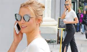 Karlie Kloss Shows Off Her Fabulous Figure In A Simple White T Shirt