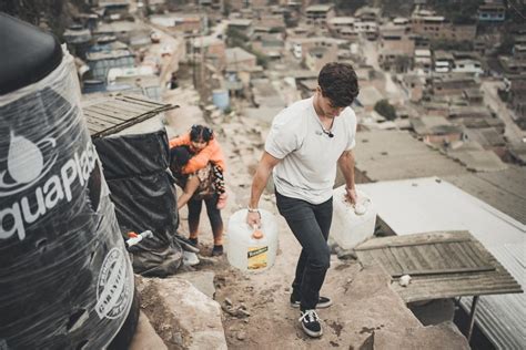 © prosieben/steffen z wolff schauspieler edin hasanovic (29, skylines) und sänger wincent weiss (28, an wunder) treten. Wincent Weiss besucht Kinder in Peru - Robinson im Netz