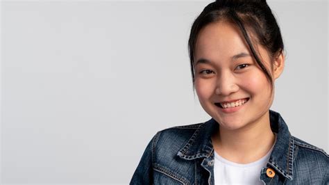 portrait d une adolescente asiatique souriante photo gratuite